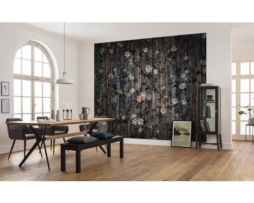 Cameră luminoasă cu zonă de luat masa și fototapet cu model floral pe lemn