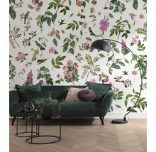 Living cu tapet cu model, canapea, masă și lampă