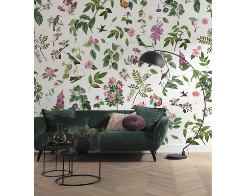 Living cu tapet cu model, canapea, masă și lampă