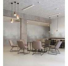 Interior cu scaune, mese și lumini suspendate sub un tavan gri