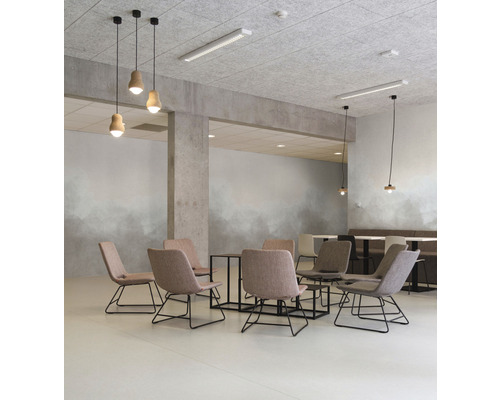 Interior cu scaune, mese și lumini suspendate sub un tavan gri