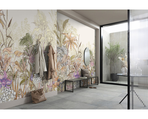 Hol luminos cu fototapet cu junglă, cârlige pentru haine, bancă și oglindă