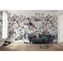 Cameră de zi cu fototapet floral, canapea, lampadar și podea din lemn