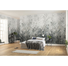 Dormitor luminos cu fototapet cu junglă, pat și podea din lemn pentru o atmosferă prietenoasă