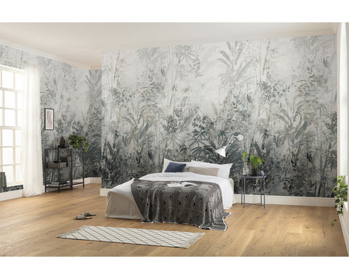 Dormitor luminos cu fototapet cu junglă, pat și podea din lemn pentru o atmosferă prietenoasă