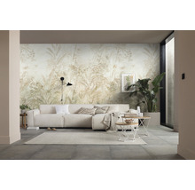 Living cu canapea, măsuțe de cafea și tapet de perete cu model vegetal