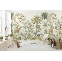 Cameră luminoasă cu tapet de junglă care prezintă girafe, zebre, elefanți și plante tropicale