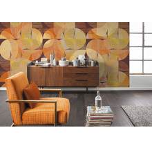 Cameră de zi cu tapet cu model, comodă și fotoliu