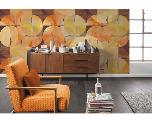 Cameră de zi cu tapet cu model, comodă și fotoliu