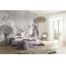 Dormitor cu tapet floral, pat, scaun și lampă