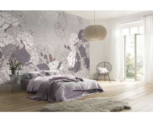 Dormitor cu tapet floral, pat, scaun și lampă