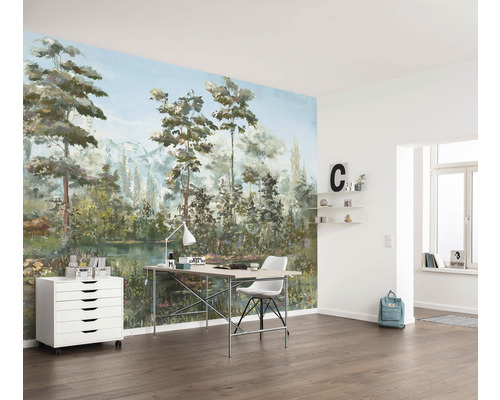 Cameră de zi cu fototapet cu lac într-o pădure, birou și container cu rotile