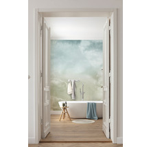 Baie luminoasă cu cadă, taburet și tapet cu model de nori, vedere printr-o ușă deschisă.