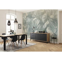 Sufragerie cu masă de sufragerie, scaune, bufet și tapet cu model de frunze pentru o atmosferă luminoasă și organizată.