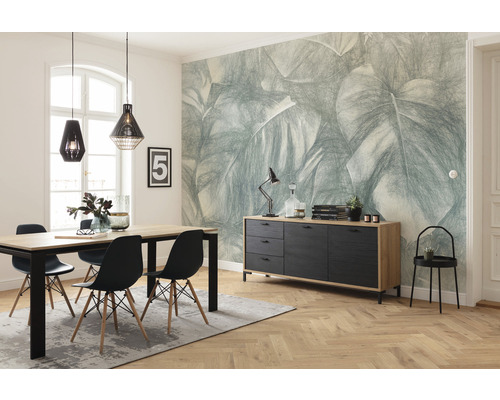 Sufragerie cu masă de sufragerie, scaune, bufet și tapet cu model de frunze pentru o atmosferă luminoasă și organizată.