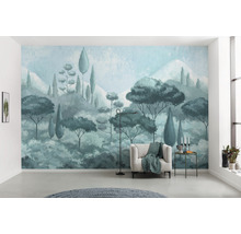 Cameră de zi cu tapet cu motiv forestier, fotoliu și lampadar