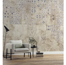 Cameră de zi cu tapet cu model, fotoliu, lampadar și măsuță laterală