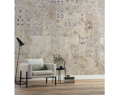 Cameră de zi cu tapet cu model, fotoliu, lampadar și măsuță laterală