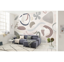 Cameră de zi cu canapea, lampă și fototapet cu model abstract