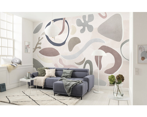 Cameră de zi cu canapea, lampă și fototapet cu model abstract