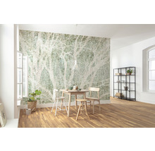 Cameră luminoasă cu masă de sufragerie, scaune, raft și fototapet cu motiv de copac