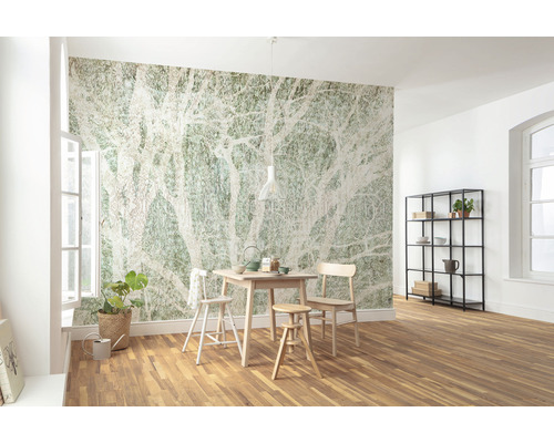 Cameră luminoasă cu masă de sufragerie, scaune, raft și fototapet cu motiv de copac