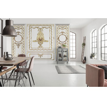 Cameră luminoasă cu masă de sufragerie, vitrină și panouri de perete cu decor clasic