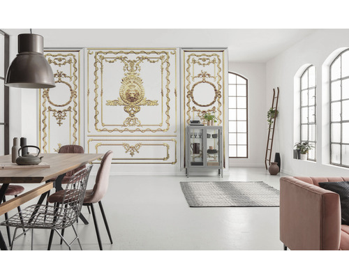 Cameră luminoasă cu masă de sufragerie, vitrină și panouri de perete cu decor clasic