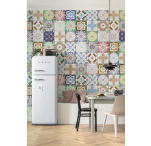 Bucătărie cu perete de faianță mozaic, masă de sufragerie și frigider SMEG