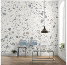 Interior cu tapet terrazzo, scaune, masă și lampă suspendată