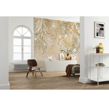 Sufragerie cu fototapet cu motiv de frunze, fotoliu, fereastră și raft