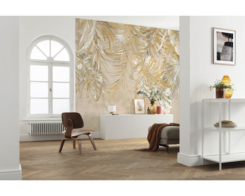 Sufragerie cu fototapet cu motiv de frunze, fotoliu, fereastră și raft