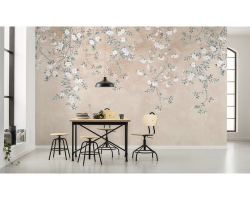Interior cu fototapet cu model floral, masă de sufragerie și scaune.