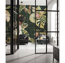 Cameră de zi cu tapet cu motive florale, fotolii și masă de sticlă