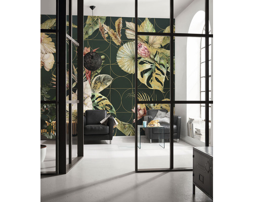 Cameră de zi cu tapet cu motive florale, fotolii și masă de sticlă