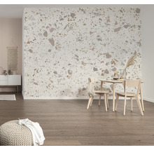 Cameră de zi cu tapet terrazzo, podea din lemn și masă de sufragerie