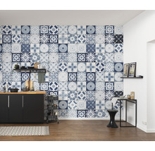 Decor de perete cu plăci albastre și albe în stil vintage într-o bucătărie.