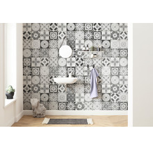 Baie cu lavoar, oglindă, raft și plăci de perete cu model ornamental