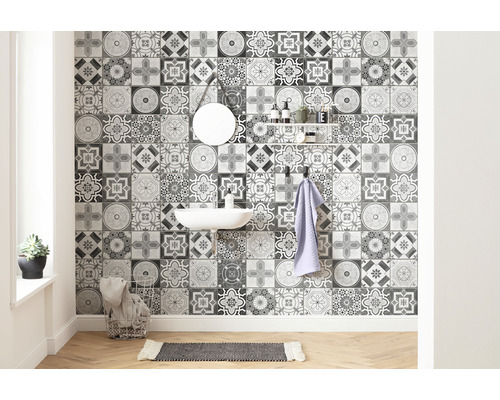 Baie cu lavoar, oglindă, raft și plăci de perete cu model ornamental