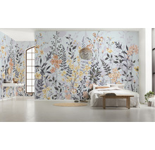 Dormitor cu fototapet floral, pat și interior luminos