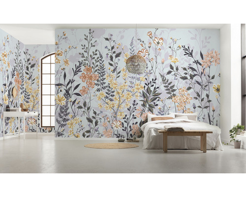 Dormitor cu fototapet floral, pat și interior luminos