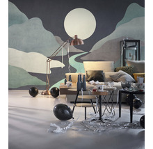 Cameră de zi cu tapet, lampadar, canapea, masă și baloane