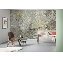 Cameră de zi cu canapea, scaun și tapet de perete cu model vegetal