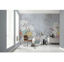 Cameră luminoasă cu fototapet floral, scaun și comodă