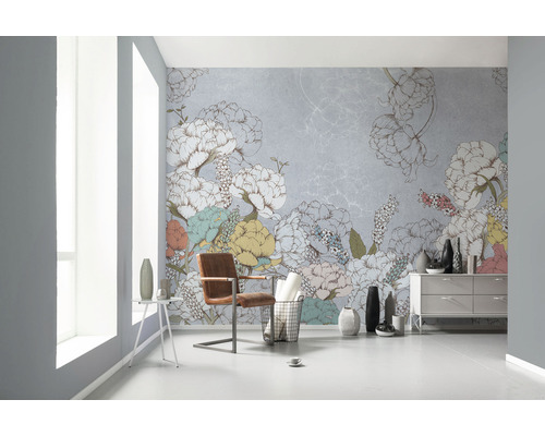 Cameră luminoasă cu fototapet floral, scaun și comodă