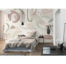 Dormitor cu tapet cu model abstract, pat și noptieră