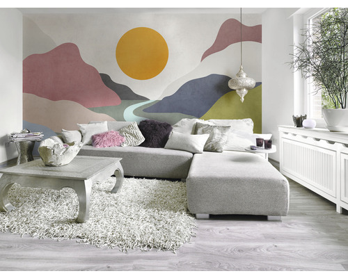 Living cu canapea de colț, măsuță de cafea, covor și tapet de perete cu motiv montan