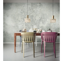 Sufragerie cu masă, scaune și tapet cu model