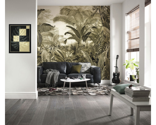 Living cu tapet cu junglă, canapea, masă și decorațiuni