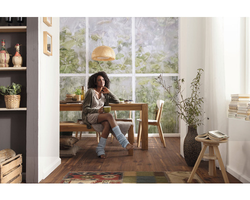 Zonă de luat masa luminoasă cu masă din lemn, bancă, scaune și o femeie.